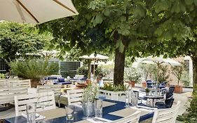 August Restaurant Hotel